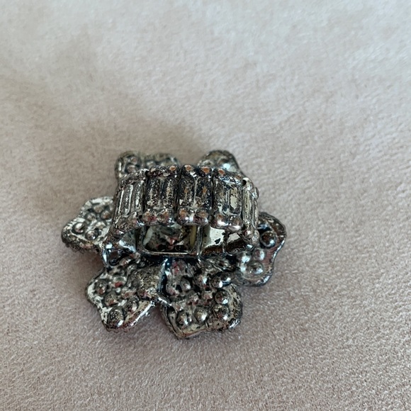 Fun Flower Cocktail Ring elastic back for any size - Picture 3 of 4